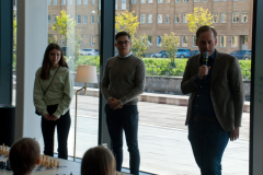 Joel Eklund presents Anna Cramling & Philip Lindgren who is about to give a simul against children from the region. Photo: Johan Sigeman