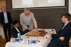 Johan Sigeman makes the first move (e4) in the game Sarin vs Jones